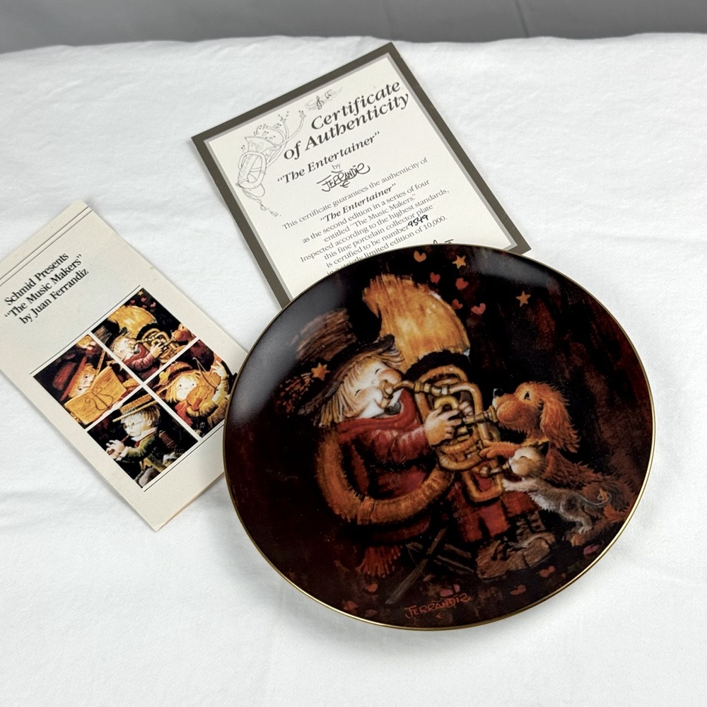 The Entertainer
Schmid - 2nd plate in the Ferrandiz Music Makers Series - 1981.